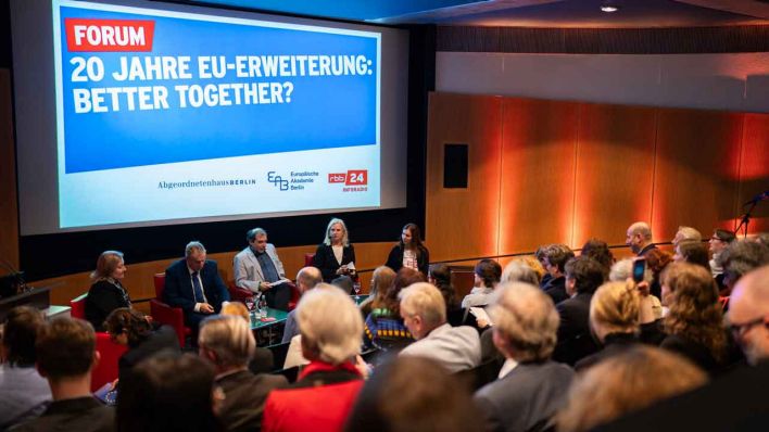 Podium und Publikum zum Forum 20 Jahre EU-Erweiterung – "better together"? (Bild: Alexis Gshtrayn)