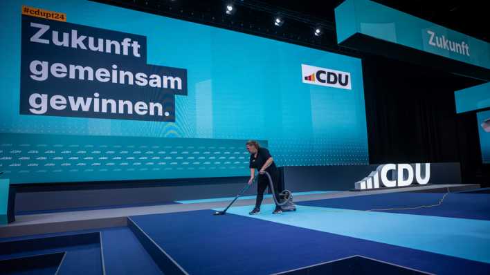 Reinigungskräfte bereiten die Halle für den CDU-Bundesparteitag vor.