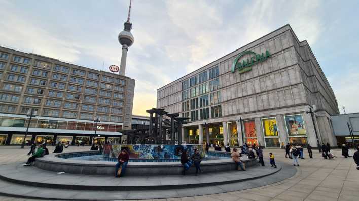 Alexanderplatz in Berlin mit Brunne, Galeria Kaufhof und C&A-Filiale
