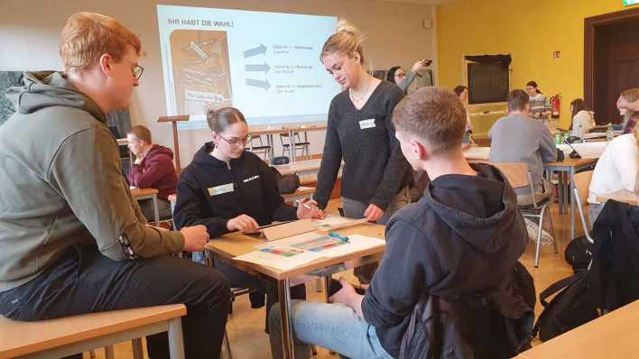Workshop, in dem Jugendliche zu "Verbrauchercheckern" ausgebildet werden (Bild: Lena Schnieder/Verbraucherzentrale Bundesverband)