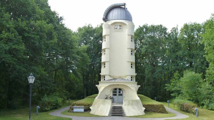 Der Einsteinturm des Architekten Erich Mendelsohn, fertiggestellt 1924, beherbergt ein vertikales Sonnen-Teleskop, das noch heute vom Leibniz-Institut für Astrophysik zur Sonnenforschung genutzt wird. (Foto: rbb Inforadio/Thomas Prinzler)