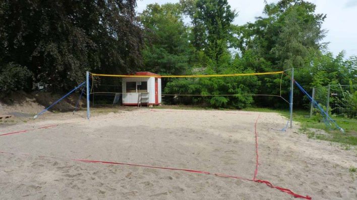 Der institutseigene Volleyballplatz muss dem Neubau des CTA-Datenzentrums weichen - Foto: rbb Inforadio/Thomas Prinzler