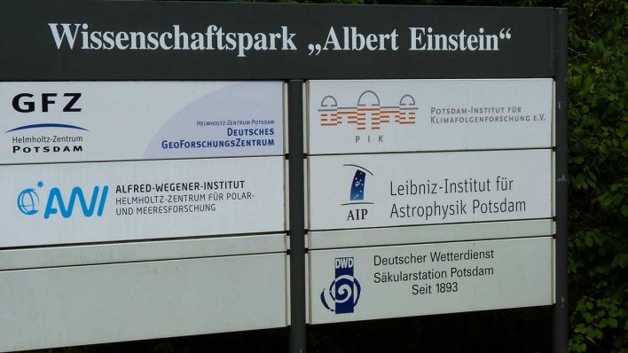 Schilder mit den auf dem Telegrafenberg befindlichen Institute (Foto: rbb Inforadio/Thomas Prinzler)