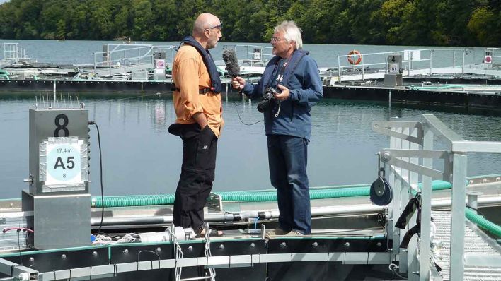 Thomas Prinzler (re) interviewt den Limnologen Dr. Dr. Peter Kasprzak vor Ort - Foto: Brauchowitz/IGB