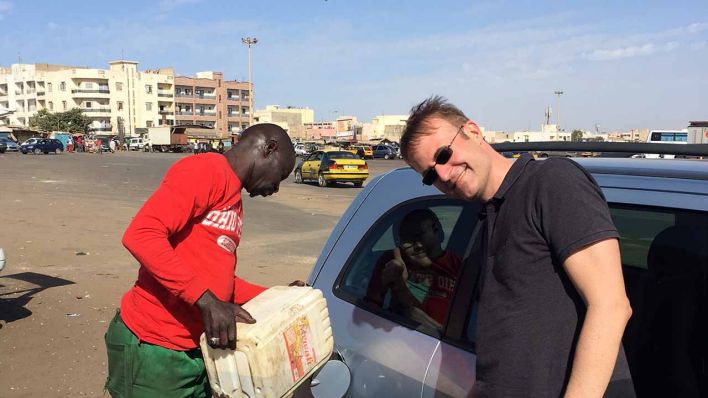 ARD-Korrespondent Marc Dugge: Auftanken vor der Fahrt durch den Senegal - Foto: ARD