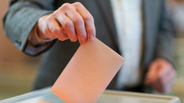 Ein Wähler wirft am 25.03.2012 in Blieskastel seinen Stimmzettel in eine Wahlurne. (Bild: Uwe Anspach/dpa)
