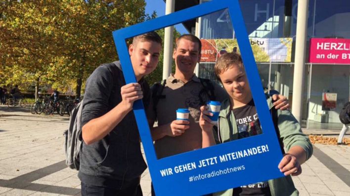 Studenten der TU Cottbus in einem blauen Rahmen mit der Aufschrift "Wir gehen jetzt miteinander" #inforadiohotnews am 16.10.2017