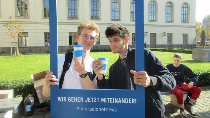 Studenten der Humboldt Universität in einem Bilderrahmen mit der Aufschrift "Wir gehen jetzt miteinander", 17.10.2017