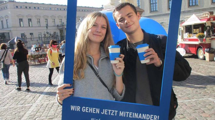 Studenten der HU Berlin posieren am 17.10.2017 in einem Bilderrahmen mit der Aufschrift "Wir gehen jetzt miteinander #inforadiohotnews"