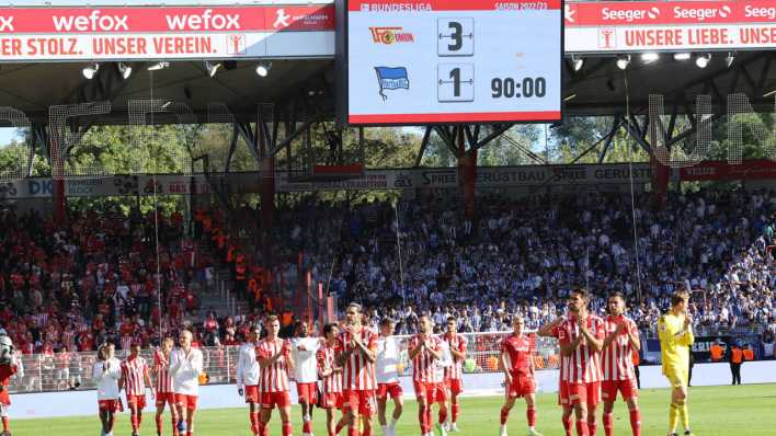 Union-Spieler bedanken sich nach dem Derbysieg gegen Hertha beim Publikum
