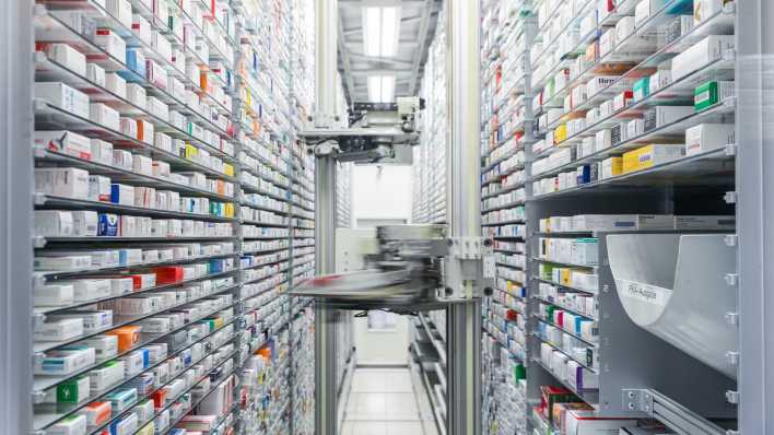 Blick in das automatisierte Medikamentenlager einer Apotheke