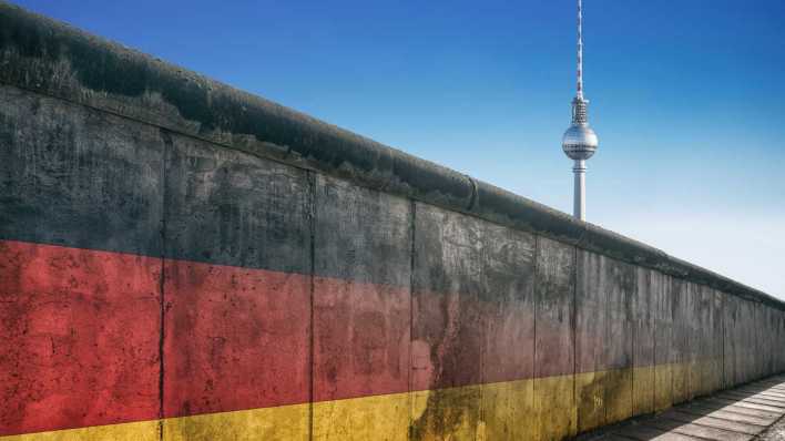Berliner Mauer, im Hintergrund Fernsehturm (Bild: picture alliance / Zoonar)