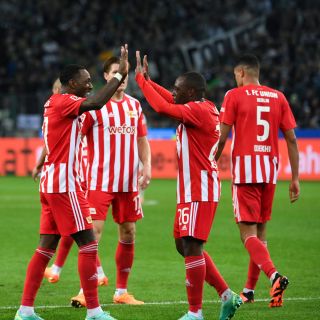Union-Spieler bejubeln das Siegtor gegen Mönchengladbach