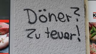 Graffiti ini Neukölln "Döner zu teuer"