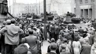 Arbeiteraufstand in der DDR am 17. Juni 1953. Demonstranten vor russischen T-34 Panzern am "Haus der Ministerien"