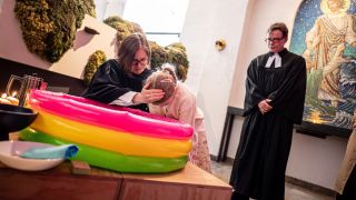 Pfarrerin Julia Daser tauft auf dem Pop-Up Tauffest in der Genezarethkirche in Berlin-Kreuzberg Lucia (Bild: picture alliance/dpa)