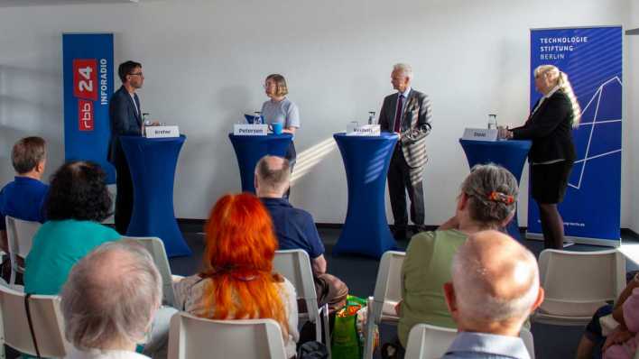 v.l.n.r.: Forum mit Dr. Stephan Kreher, Lena Petersen, Prof. Dr. Ulrich Keilholz, Prof. Dr. Ulrike Stein (Bild: Technologiestiftung Berlin)
