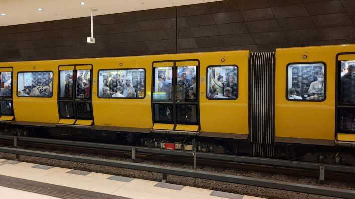 Eine volle Berliner U-Bahn der Linie U5 (Bild: dpa / XAMAX)