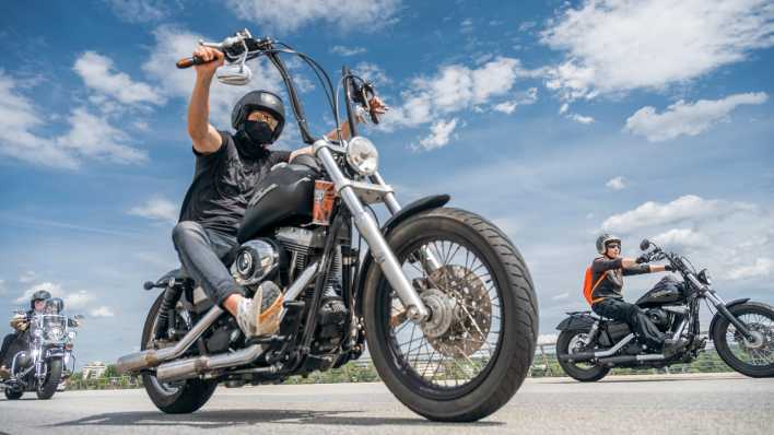Symbolbild: Männer auf Harley Davidsons