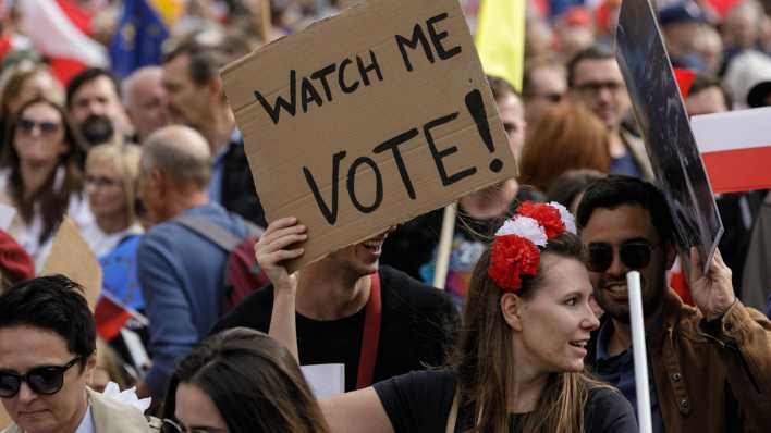 1.10.2023, Polen/Warschau: Demonstrantin hält Schild mit Schriftzug 'Watch me Vote!'' (Bild: picture alliance / ZUMAPRESS.com)
