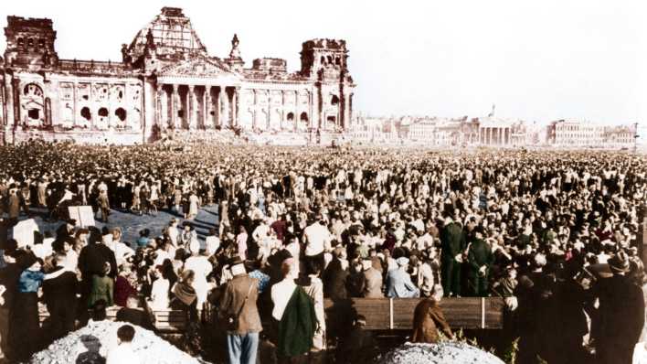 Kundgebung vor dem Reichstag am 9. September 1948. Ernst Reuter fordert Beistand für das blockierte Berlin.