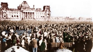 Kundgebung vor dem Reichstag am 9. September 1948. Ernst Reuter fordert Beistand für das blockierte Berlin.