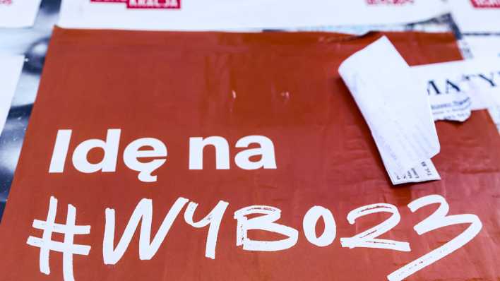 Ein Poster vor der Wahl in Polen mit der Aufschrift "Ide na #Wybo2023" (Ich gehe zur Wahl 2023) (Bild. picture alliance / NurPhoto | Beata Zawrzel)