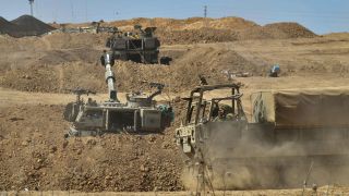 Eine israelische Panzerartillerie ist in der Nähe der Grenze zu Gaza stationiert (Bild: picture alliance / Xinhua News Agency | JINI)