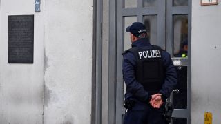 Ein Polizist geht am Eingang zur Synagoge in der Brunnenstraße 33 vorbei. Auf das Gebäude war ein Anschlag verübt worden.