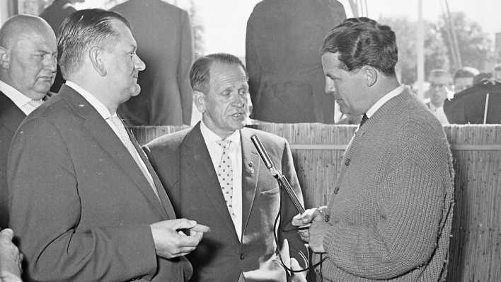 WM 1958 in Schweden.- Bundestrainer Sepp Herberger in Gespräch mit dem legendären Radio Reporter Herbert Zimmermann