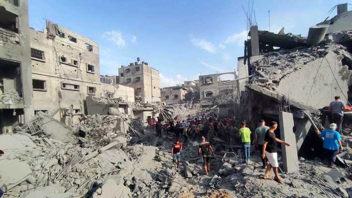 Palästinenser inspizieren die Schäden an Gebäuden, die durch israelische Luftangriffe auf das Flüchtlingslager Dschabalia am Rande von Gaza-Stadt zerstört wurden.