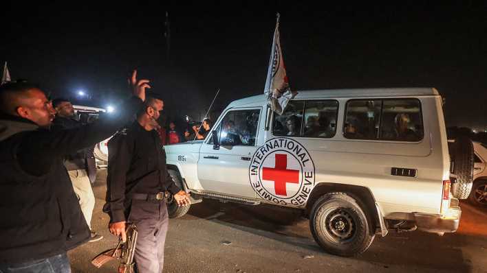 Ein Fahrzeug des Roten Kreuzes, in dem vermutlich Geiseln transportiert werden, die während des Angriffs auf Israel am 7. Oktober 2023 von Hamas-Kämpfern entführt wurden, kommt an der Grenze von Rafah im südlichen Gazastreifen an.