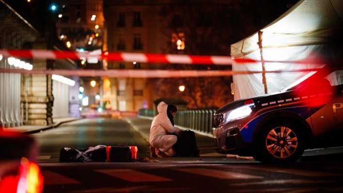 Ein Beamter der Kriminalpolizei arbeitet am Tatort in Paris.