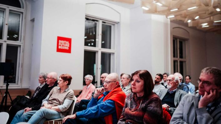 Publikum im Forum Die KI-Revolution: Wer kontrolliert die schlauen Maschinen? (Bild: ECDF/PR/berlin-eventfotograf.de)