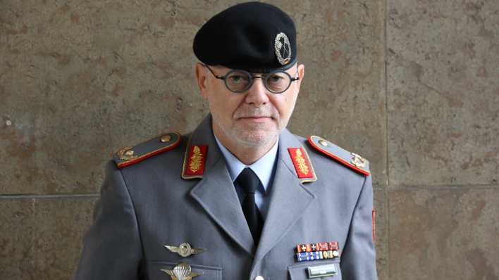 Portrait von Brigadegeneral Juergen Karl Uchtmann in seiner Bundeswehr Uniform