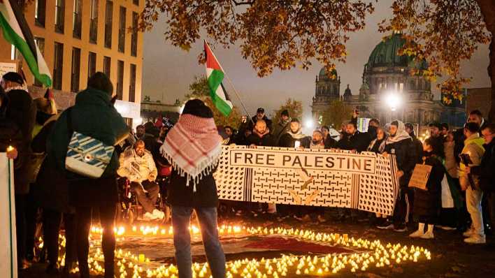 "Free Palestine" steht auf einem Banner während der Demonstration "Solidarität mit Palästina" vor dem Auswärtigen Amt im November.