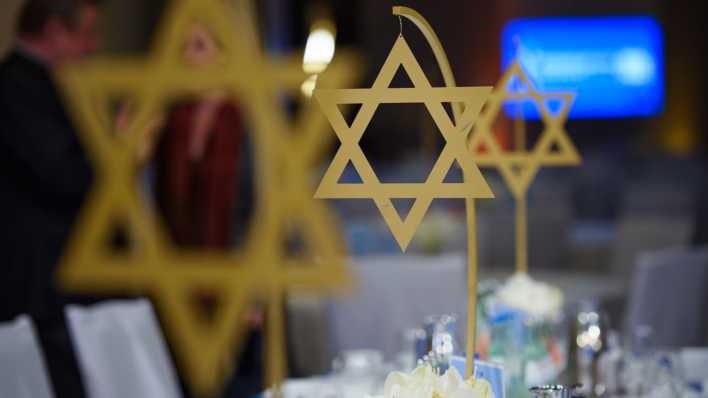 Archivfoto: Davidsterne stehen auf dem Gemeindetag des Zentralrat der Juden 2019 im Intercontinental Hotel auf den Tischen der Gäste.