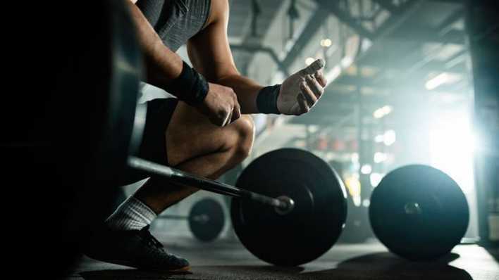 Symbolfoto: Ein Mann trainiert mit Gewichten in einem Fitnessstudio