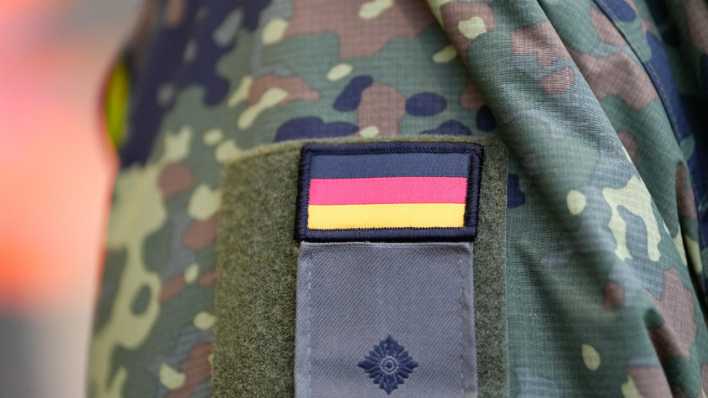 Symbolfoto Deutschlandflagge auf der Uniform eines Bundeswehrsoldaten