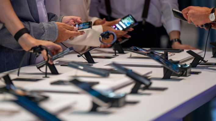 Zahlreiche Besucher schauen sich neue Smartphone-Modelle auf der Elektronikmesse Ifa an.