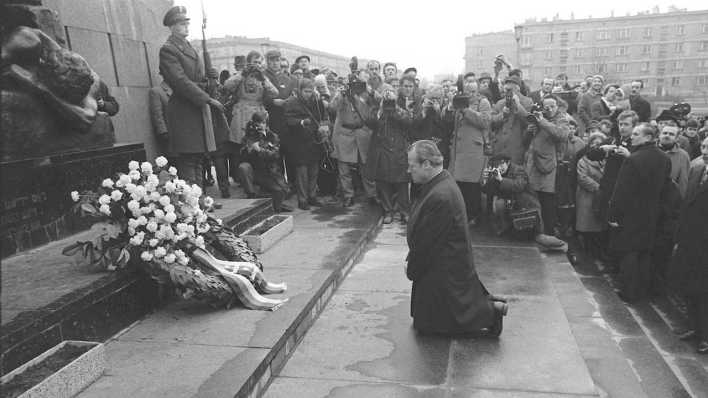 ARCHIV: Willy Brandt, Kniefall in Warschau (Bild: picture alliance / SvenSimon)