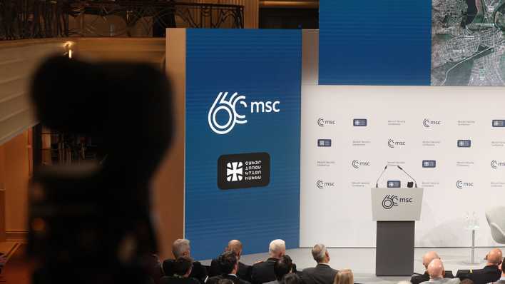Das leere Podium im Hotel Bayerischer Hof, Tagungsort der Münchner Sicherheitskonferenz (MSC) 2024.