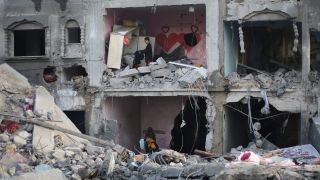 Ein zerstörtes Gebäude in Rafah im Gazastreifen (Bild: picture alliance / AP | Hatem Ali)