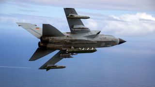 Die von der Bundeswehr herausgegebene Aufnahme zeigt einen Kampfjet Tornado, bestückt mit dem Marschflugkörper Taurus (Bild: picture alliance/dpa/Bundeswehr/Andrea Bienert)