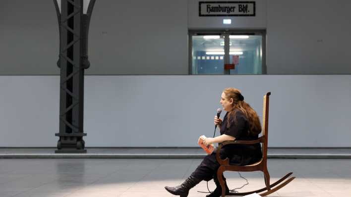 Tania Bruguera sitzt auf einem Stuhl im Museum Hamburger Bahnhof.