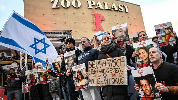 Jüdische Filmschaffende demonstrieren am 25.02.2024 vor dem Zoo Palast gegen die Berlinale-Gala.