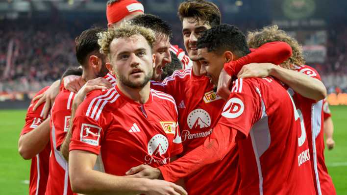 Danilho Doekhi und seine Mitspieler von Union Berlin feiern dessen Tor im Spiel gegen den VfL Wolfsburg.