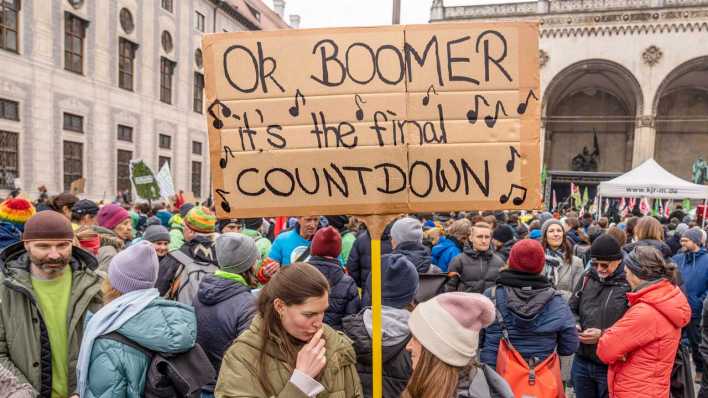 Demonstrantin mit PLakat "Ok Boomer it`s the final countdown!" (Bild: IMAGO/Wolfgang Maria Weber)