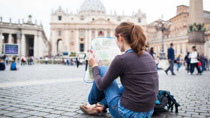 Junge Touristin auf dem Petersplatz in Rom
