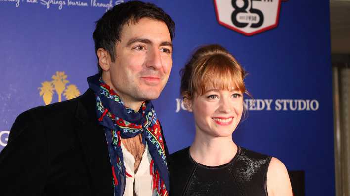 Regisseur İlker Çatak posiert mit Schauspielerin Leonie Benesch auf dem roten Teppich der Eröffnungsgala des Internationalen Filmfestivals in Palm Springs in den USA.